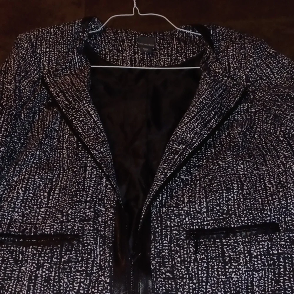 COVINGTON, WOMENS BUISNESS JACKET, BLACK AND WHITE.  SEE MEASUREMENTS.